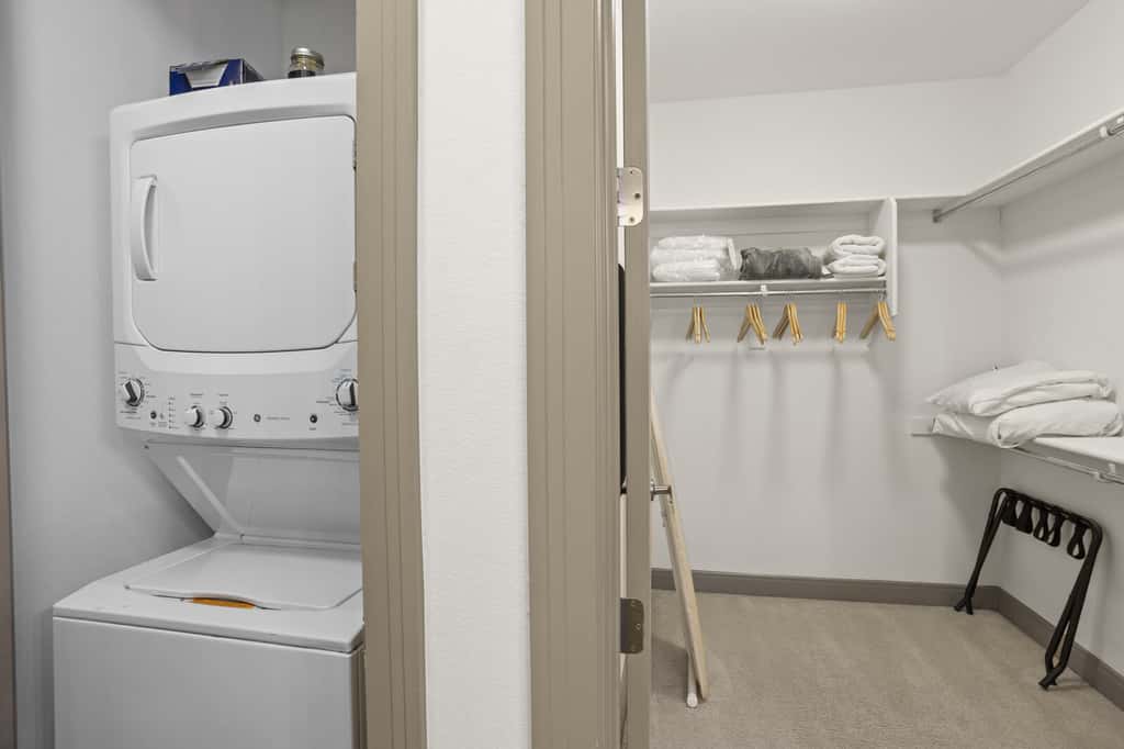 CozySuites Modern Town Lake
