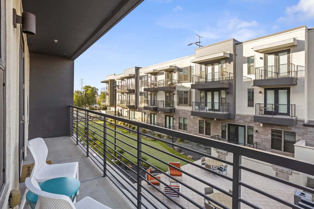 CozySuites Modern Town Lake