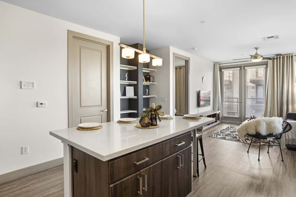 CozySuites Modern Town Lake