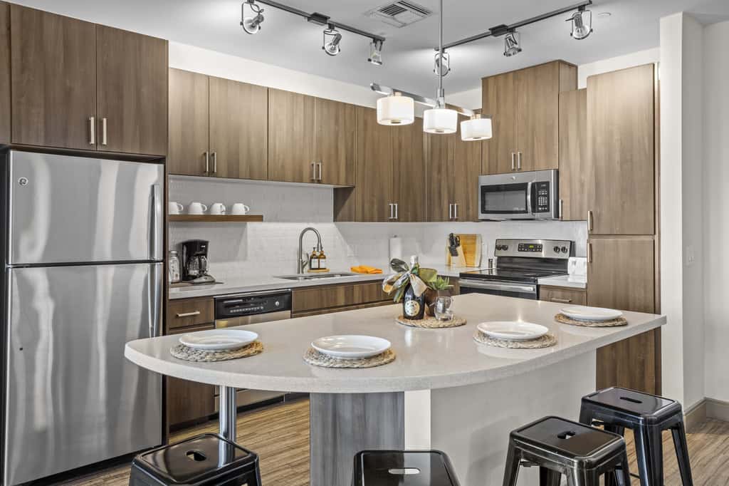 CozySuites Modern Town Lake