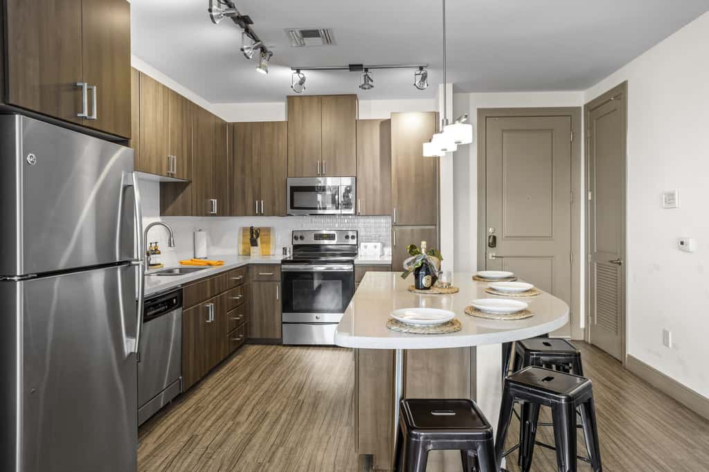 CozySuites Modern Town Lake