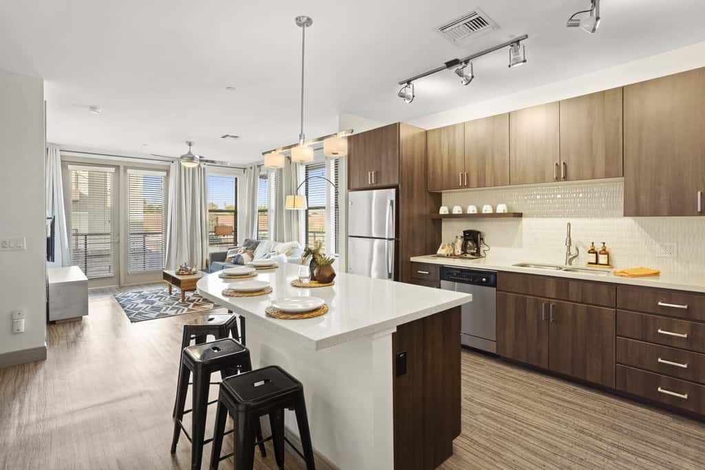 CozySuites Modern Town Lake