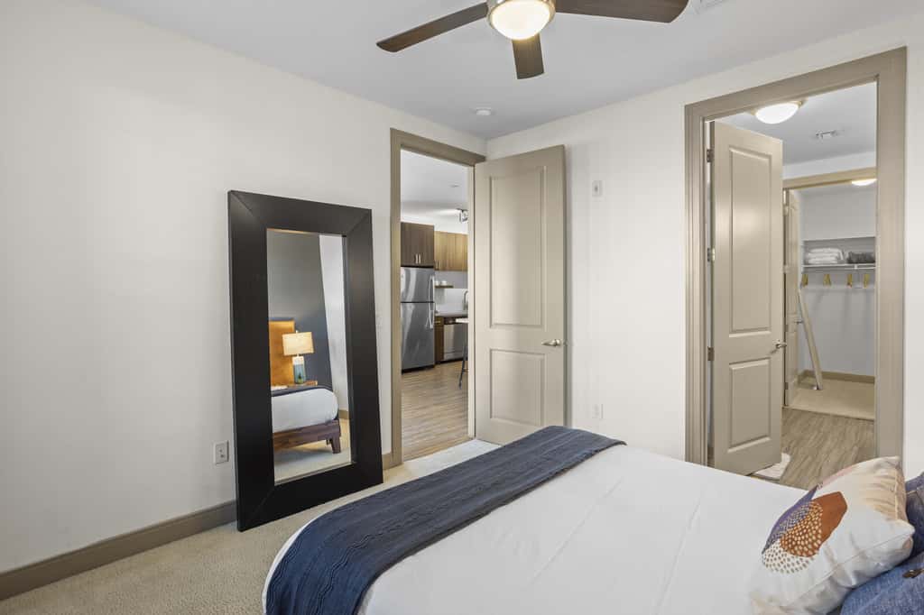 CozySuites Modern Town Lake