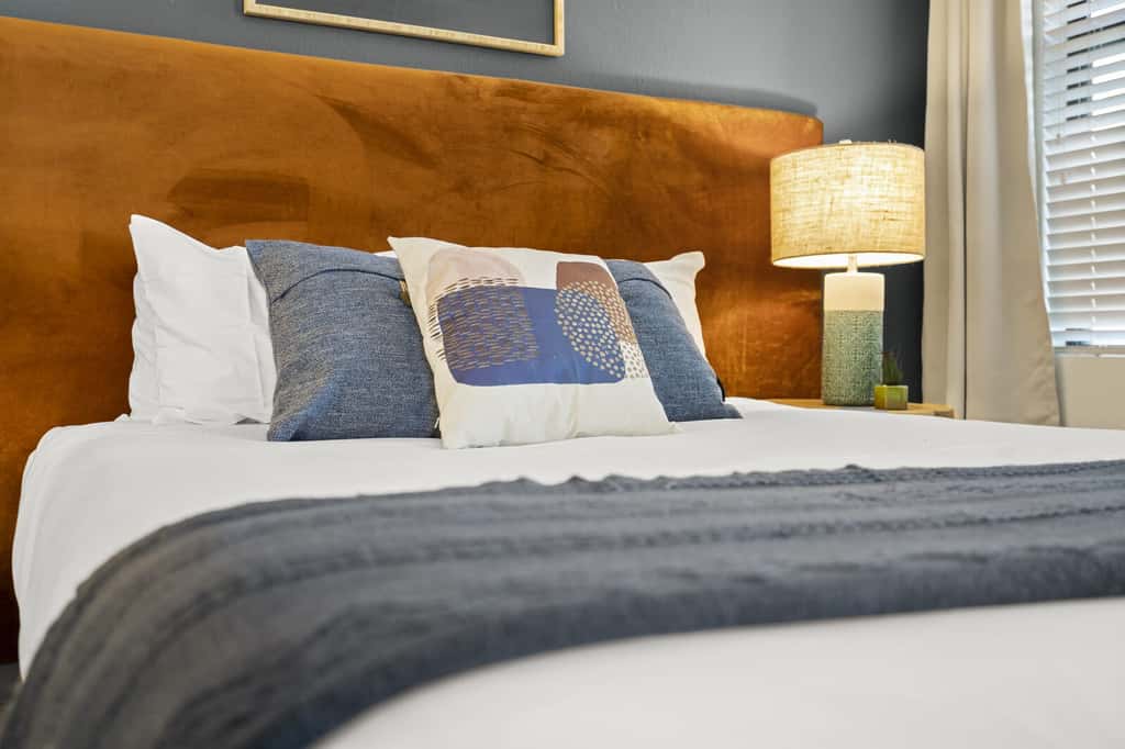 CozySuites Modern Town Lake