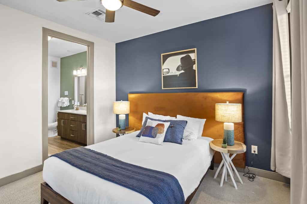 CozySuites Modern Town Lake