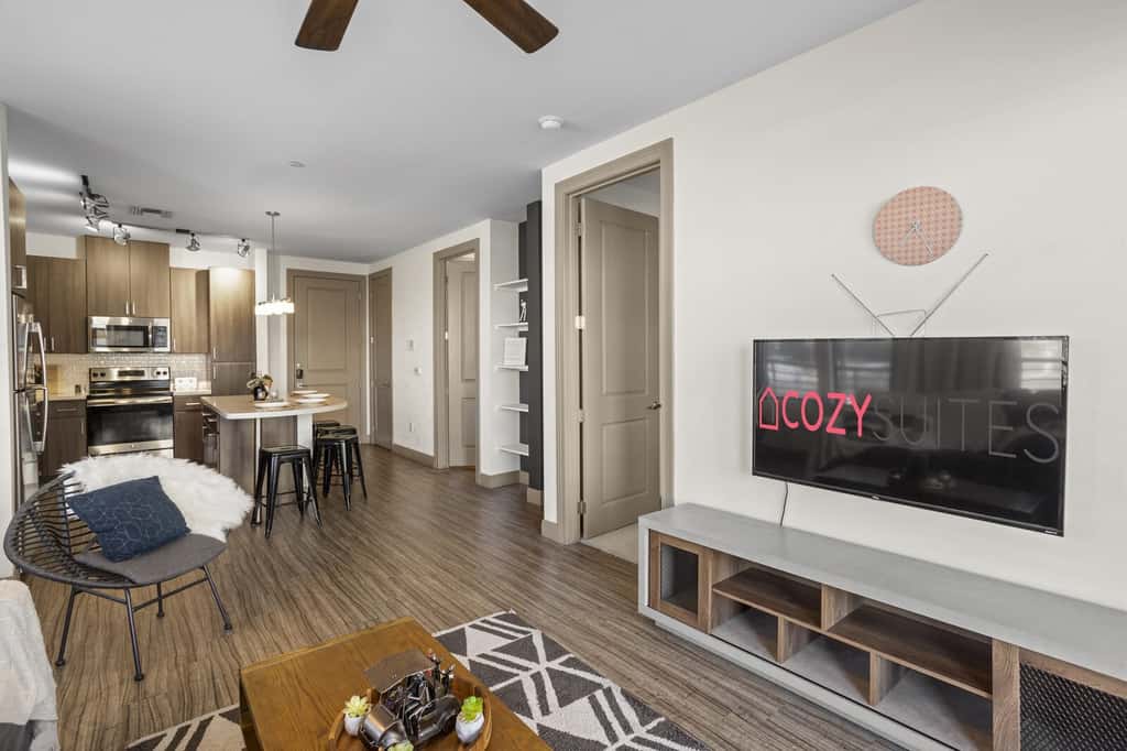 CozySuites Modern Town Lake