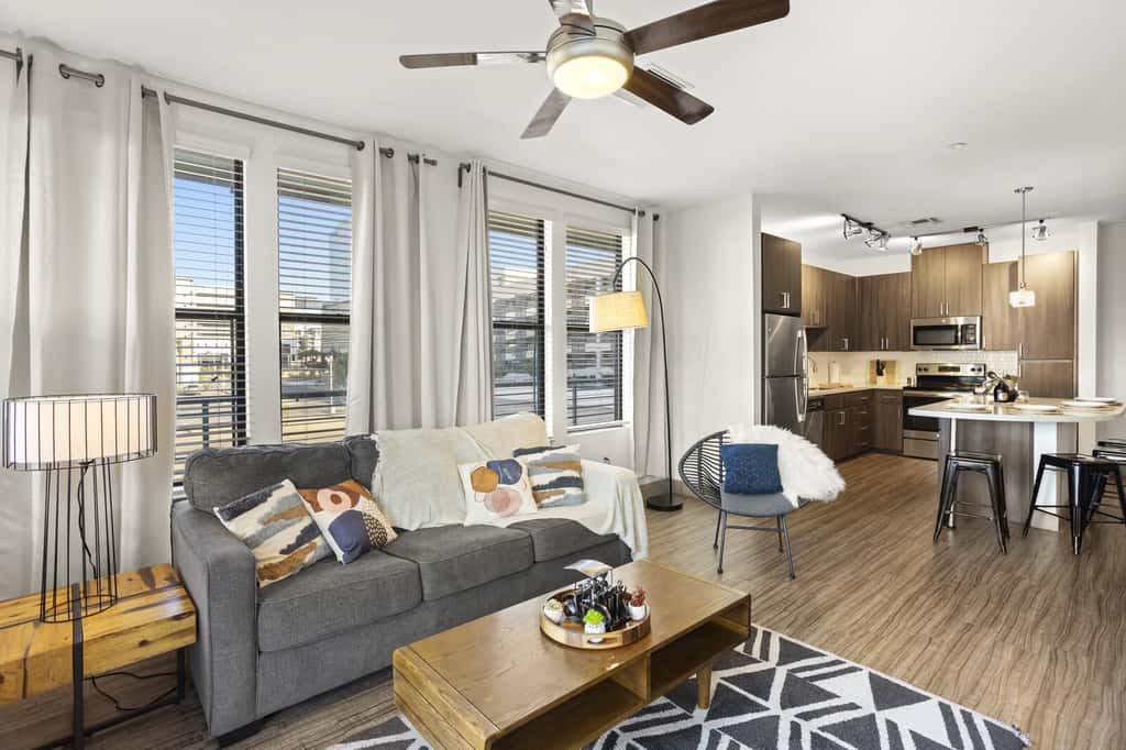CozySuites Modern Town Lake