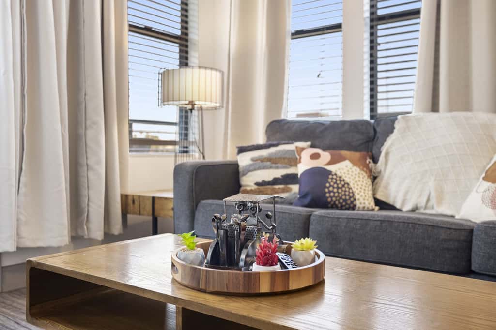 CozySuites Modern Town Lake