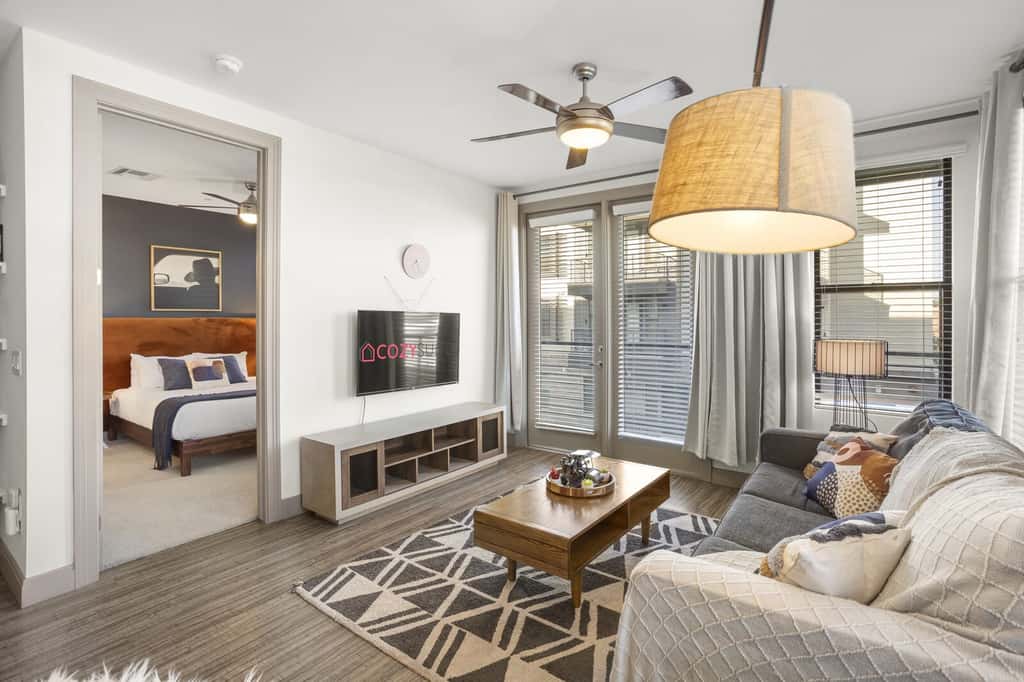 CozySuites Modern Town Lake