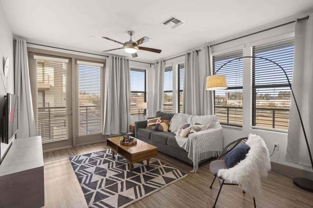 CozySuites Modern Town Lake