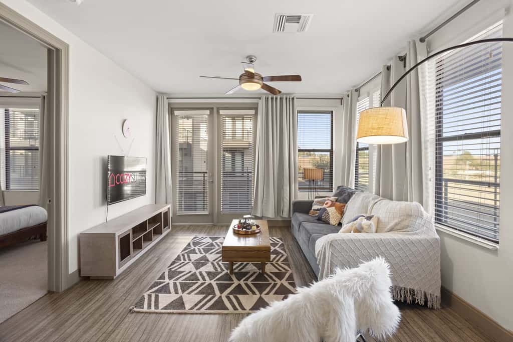 CozySuites Modern Town Lake