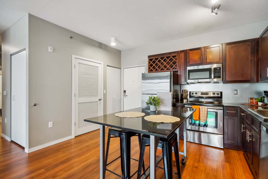 CozySuites 2BR Mill District with pool, gym