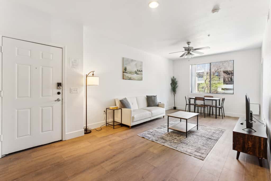CozySuites Glendale  - Westgate w pool! 1BR 1BA