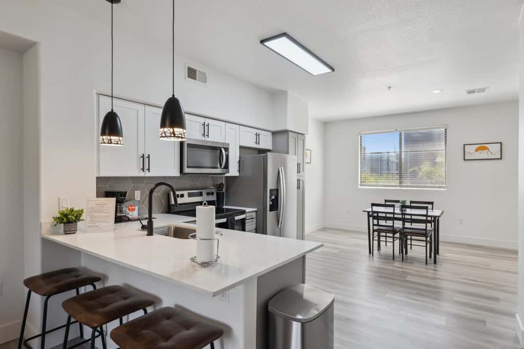 CozySuites Glendale  - Westgate 2Br2Ba