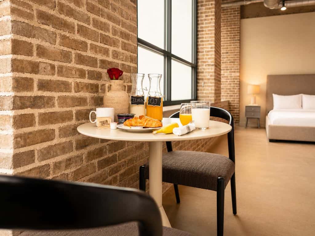 Roami at Century Plaza | Studio with breakfast 🥐!