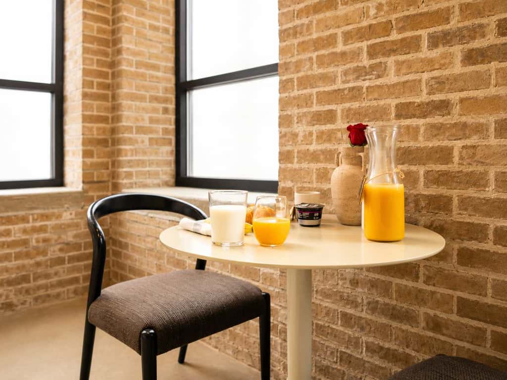 Roami at Century Plaza | Studio with breakfast 🥐!