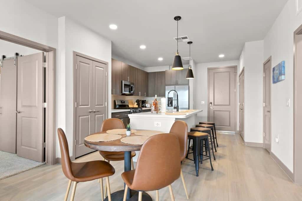 Cozysuites PHX RORO Gym, Pool, Pets! 2BR 2BA