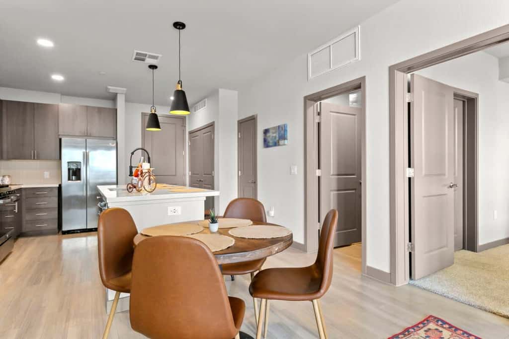 Cozysuites PHX RORO Gym, Pool, Pets! 2BR 2BA