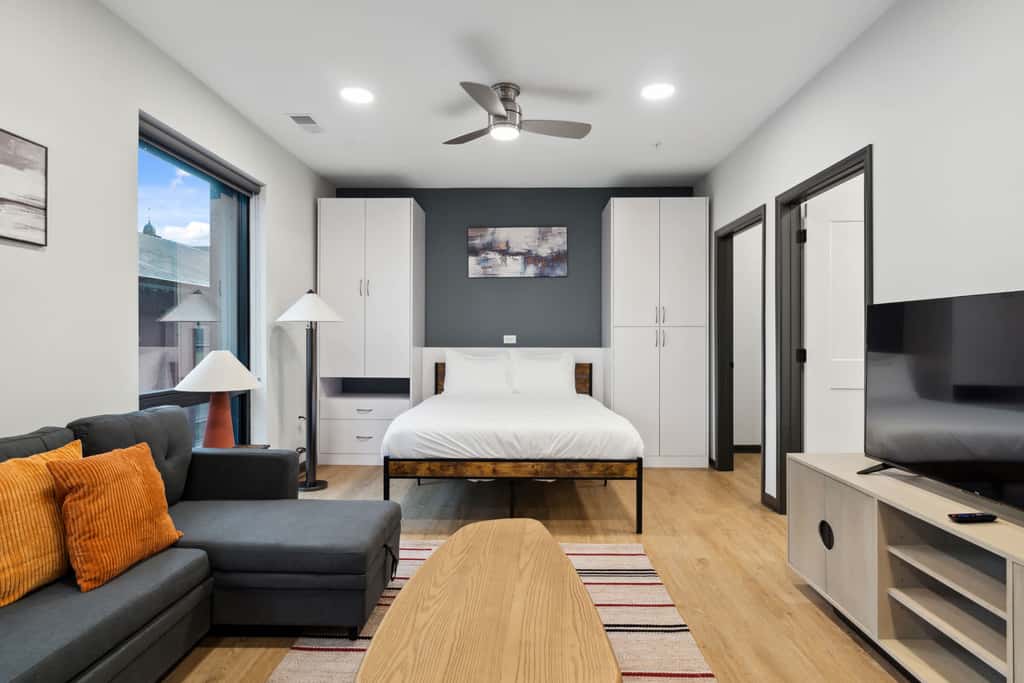 CozySuites Mass Studio - Lounge and Roof Deck