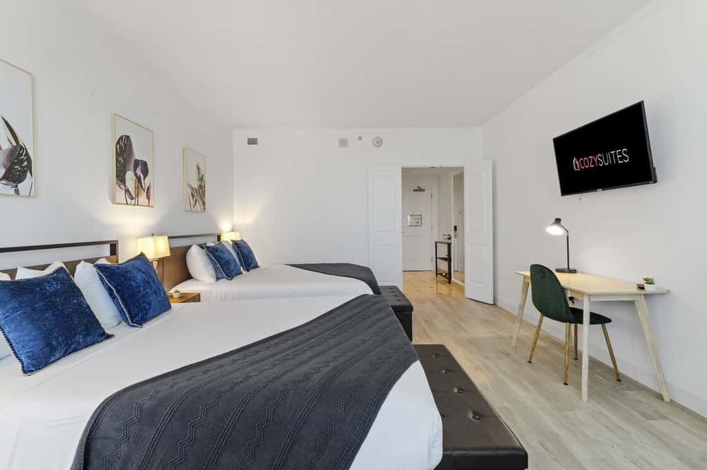 CozySuites Modern Double Queen Room