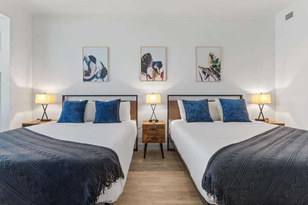 CozySuites Modern Double Queen Room