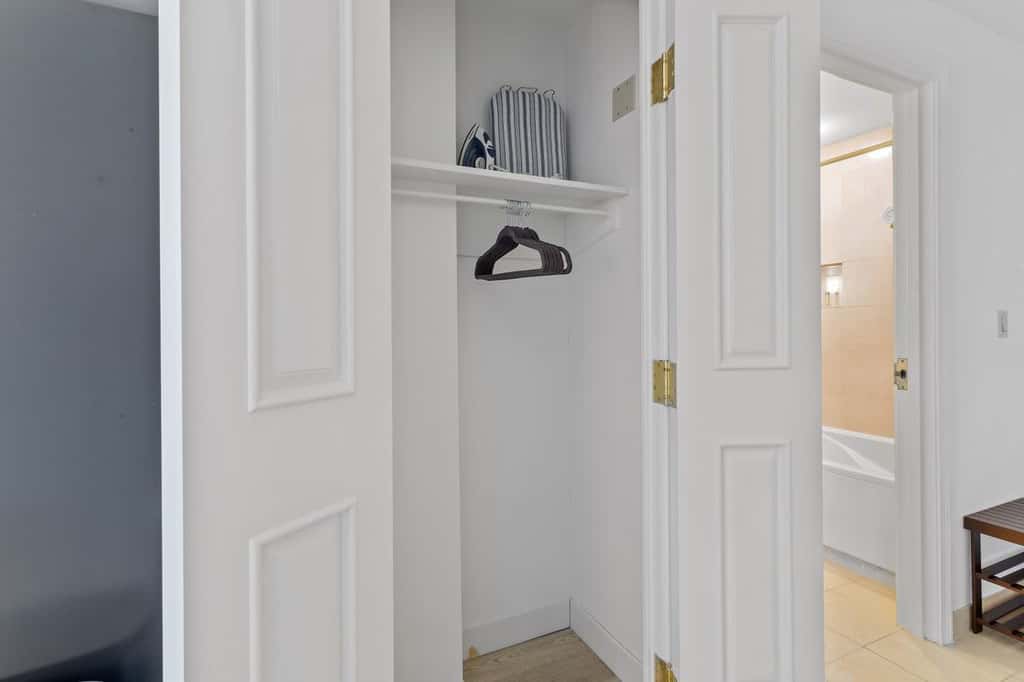 CozySuites Modern Double Queen Room