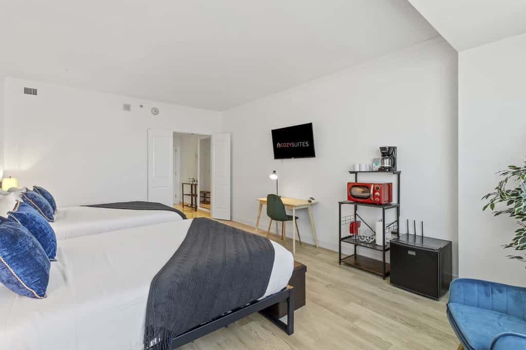 CozySuites Modern Double Queen Room