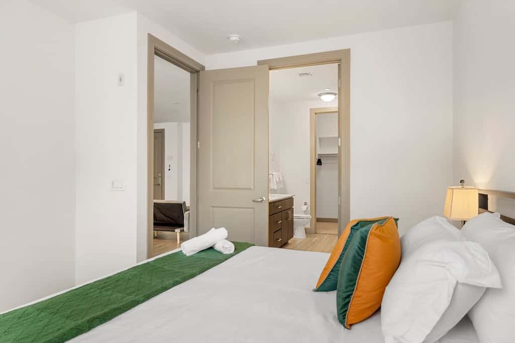 4BR TWO Modern CozySuites
