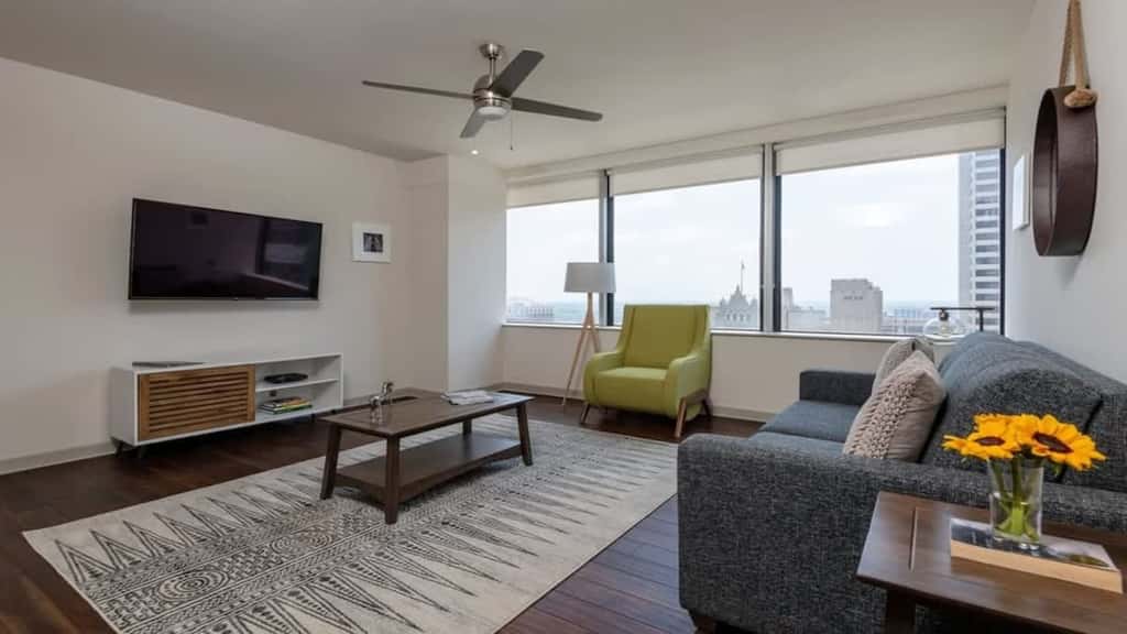 Stylish CozySuites at LTV 1BR with Pool, Gym