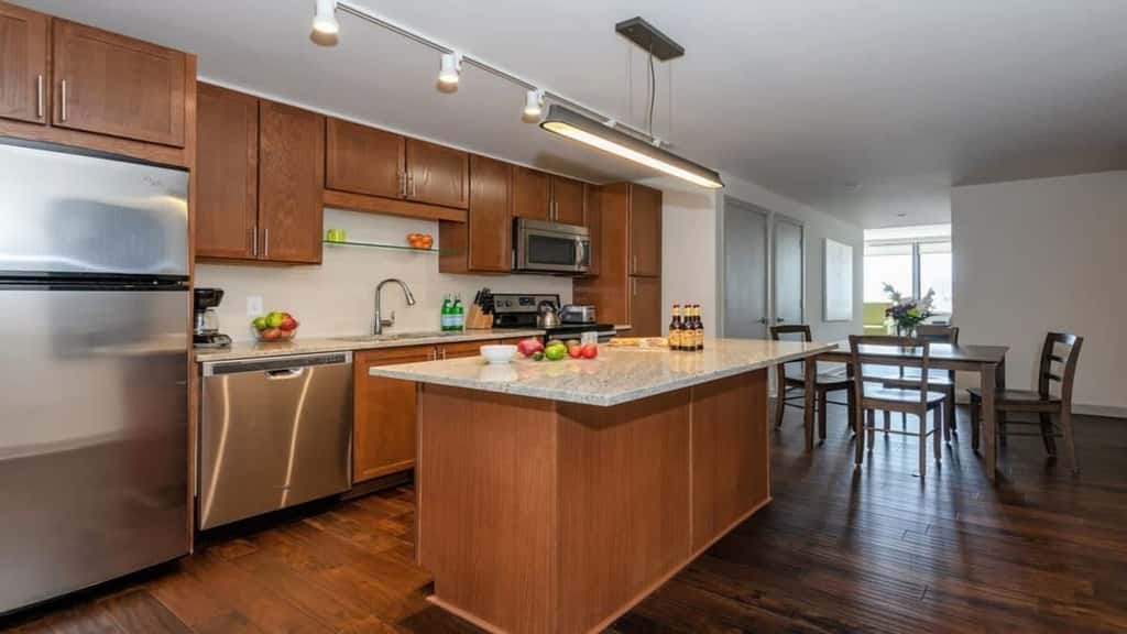 Stylish CozySuites at LTV 1BR with Pool, Gym