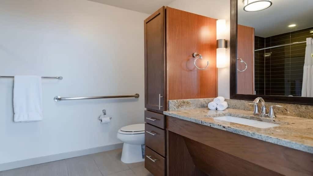 Stylish CozySuites at LTV 1BR with Pool, Gym
