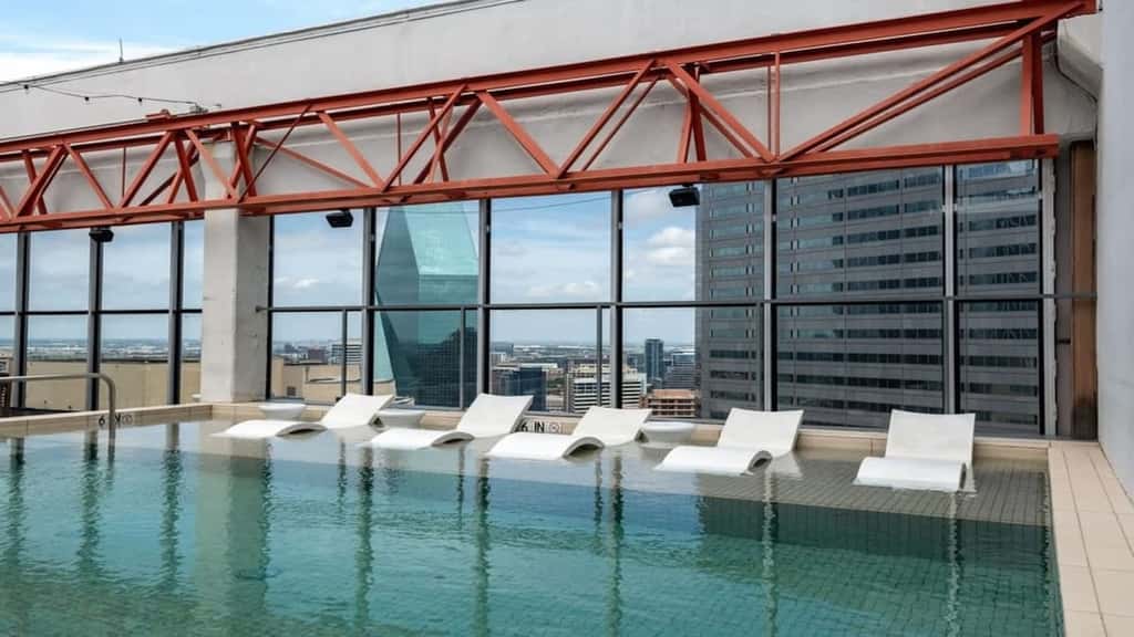 Stylish CozySuites at LTV 1BR with Pool, Gym