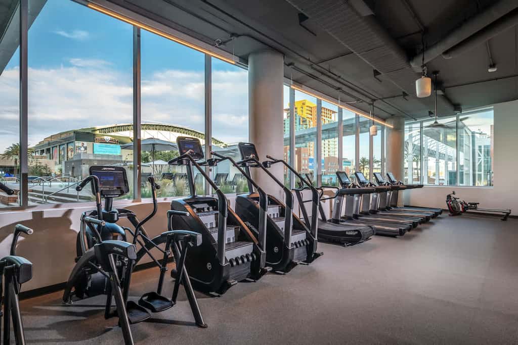 CozySuites Adeline SDO - valet parking, gym, pool!