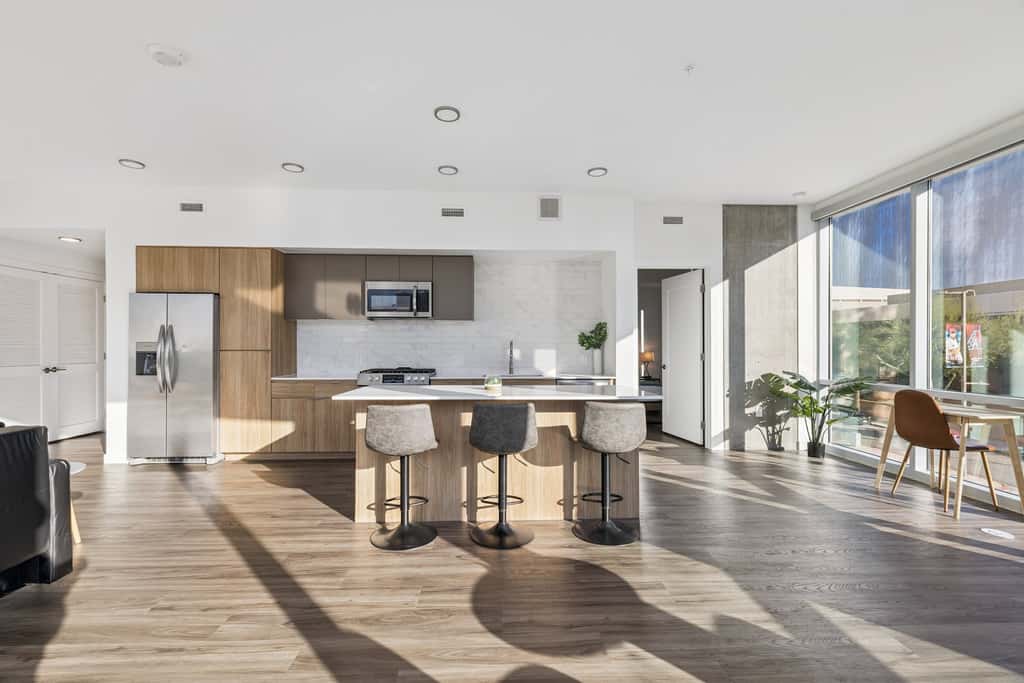 CozySuites Adeline 2BR - gym, pool, valet parking!