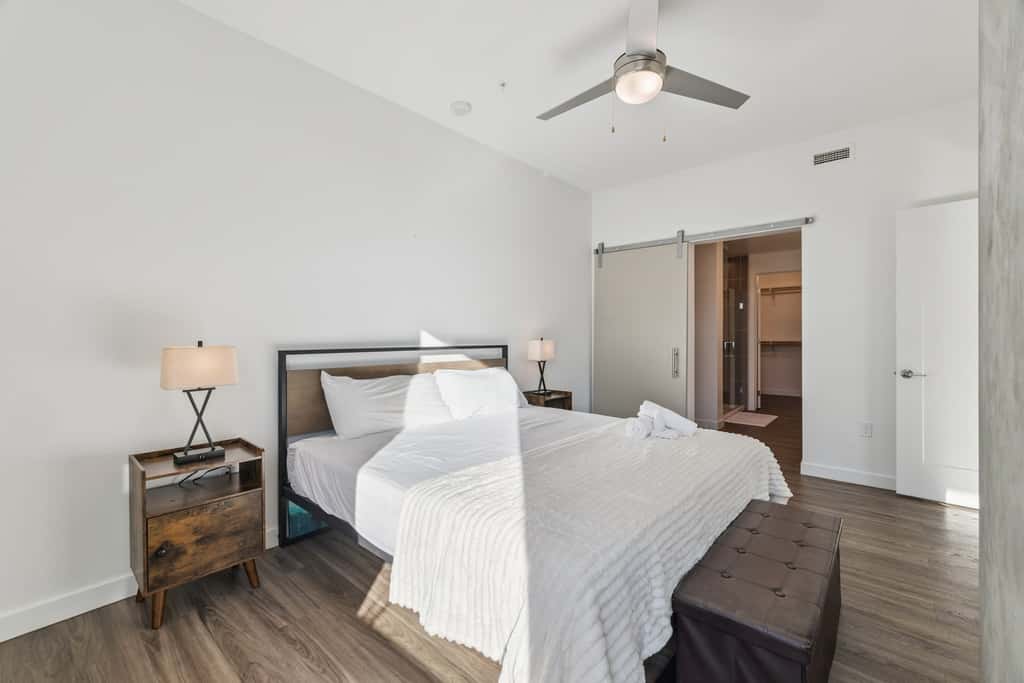 CozySuites Adeline 2BR - gym, pool, valet parking!