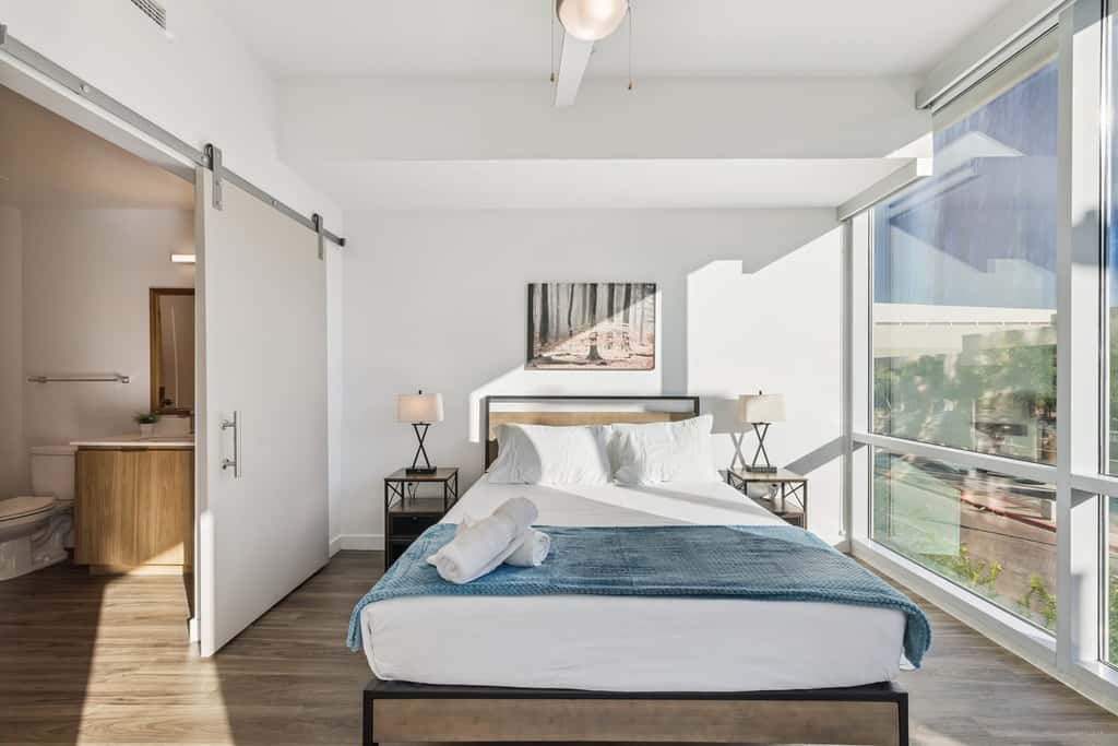 CozySuites Adeline 2BR - gym, pool, valet parking!
