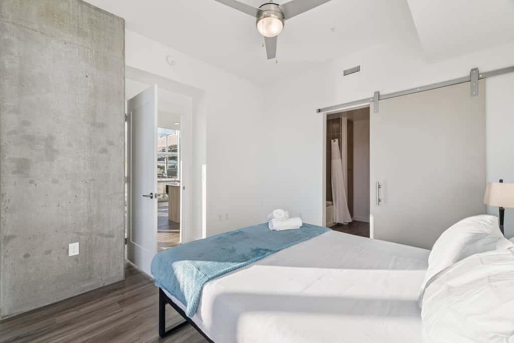 CozySuites Adeline 2BR - gym, pool, valet parking!