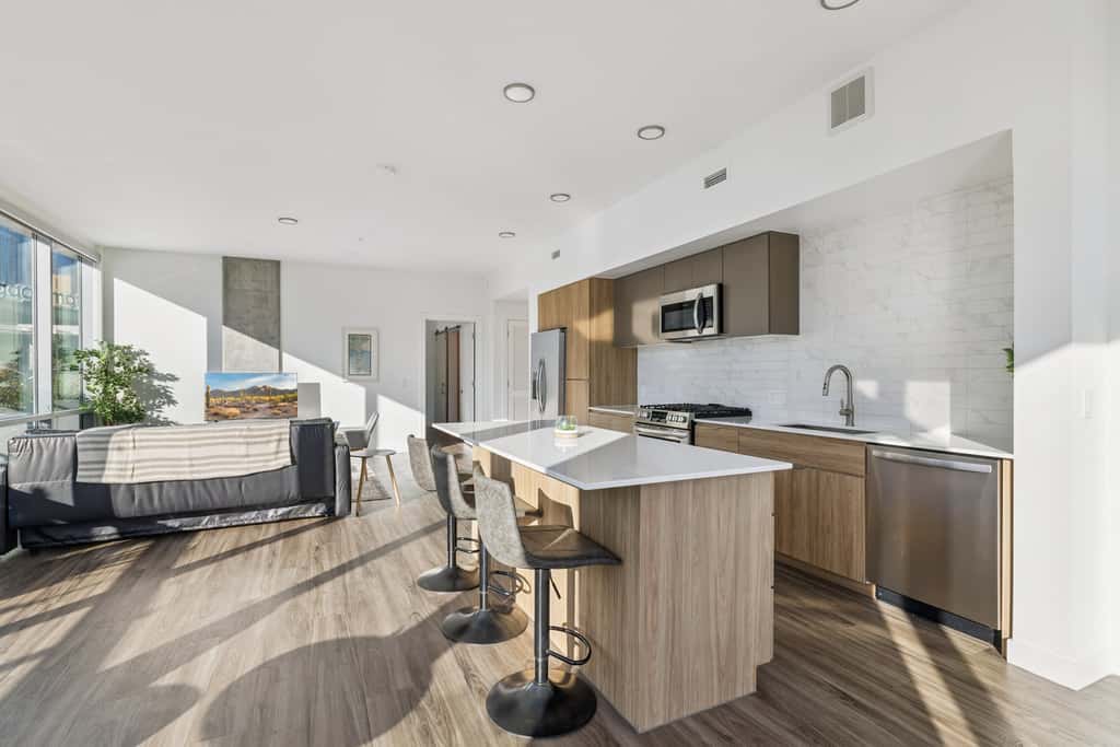 CozySuites Adeline 2BR - gym, pool, valet parking!
