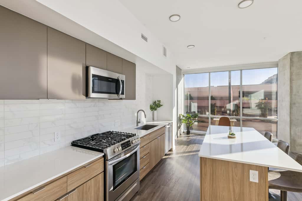CozySuites Adeline 2BR - gym, pool, valet parking!