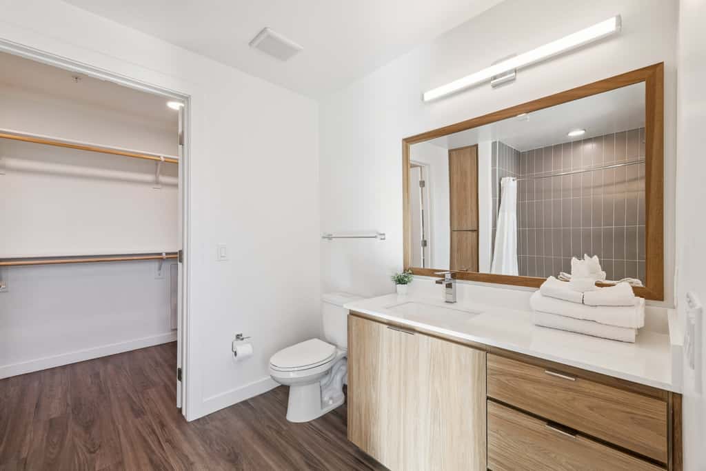 CozySuites Adeline 2BR - gym, pool, valet parking!