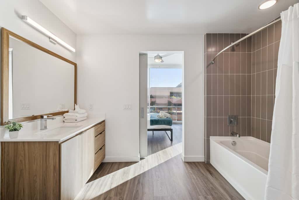 CozySuites Adeline 2BR - gym, pool, valet parking!