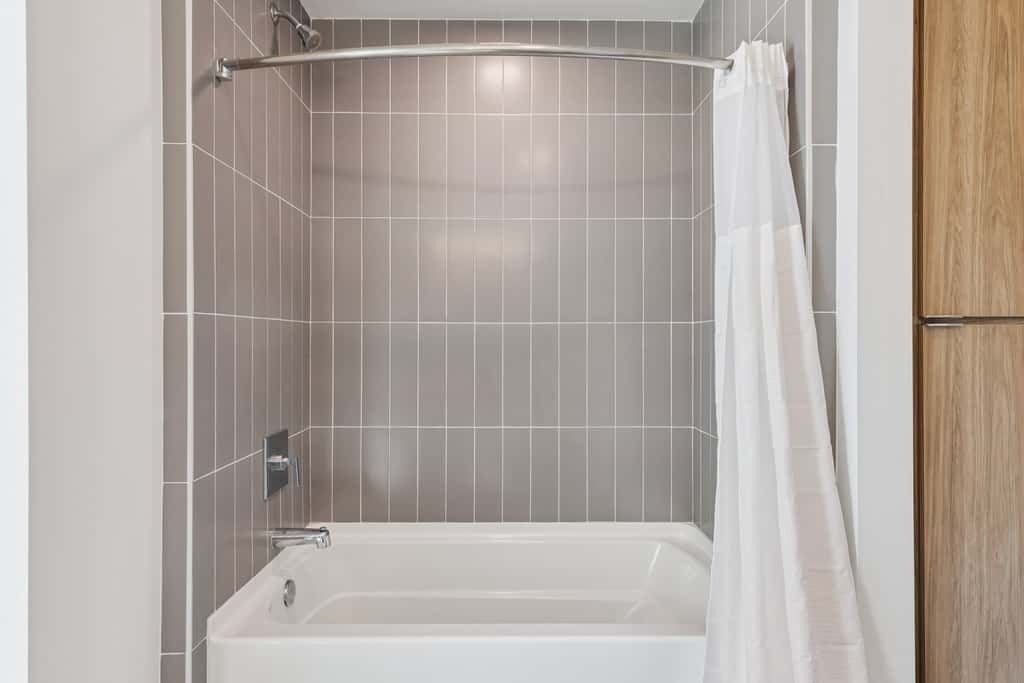 CozySuites Adeline 2BR - gym, pool, valet parking!
