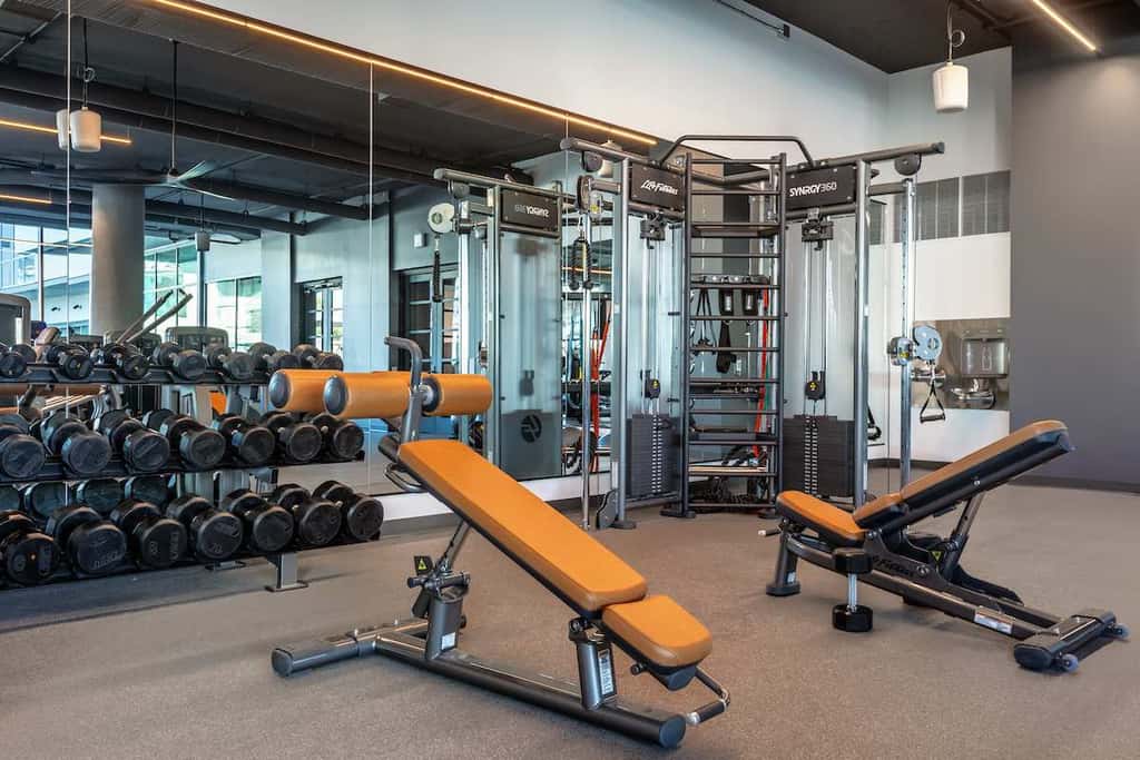 CozySuites Adeline 2BR - gym, pool, valet parking!