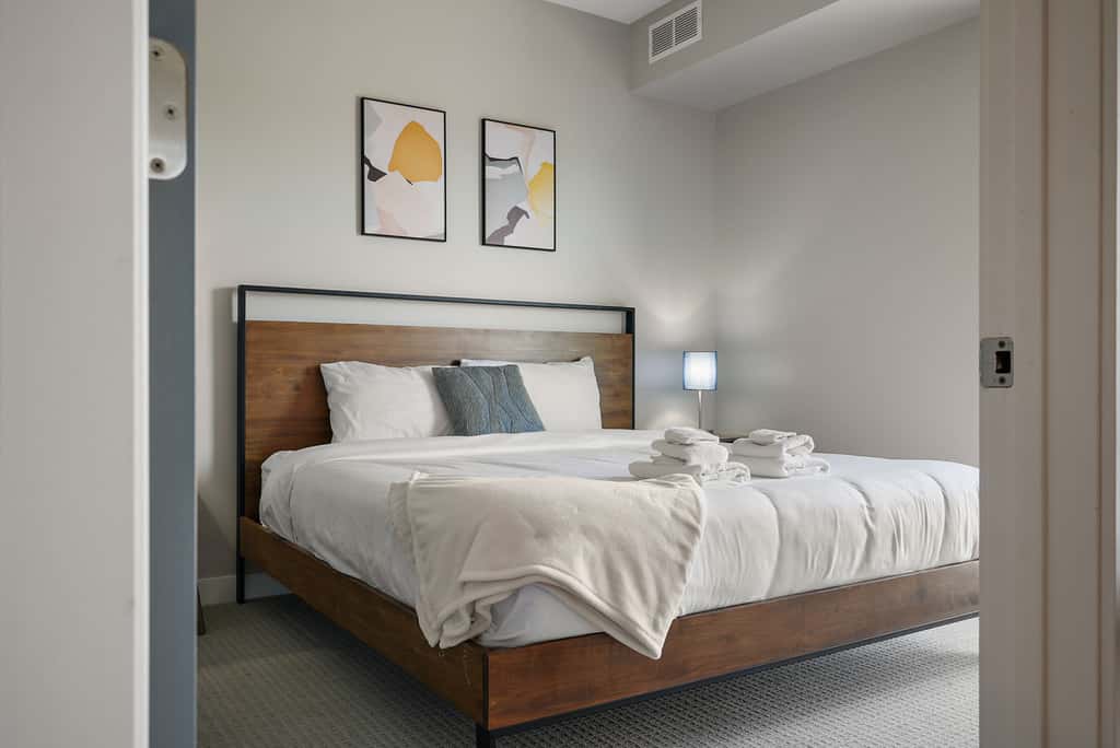 CozySuites Marquee 1BR w/ pool & gym | Queen bed