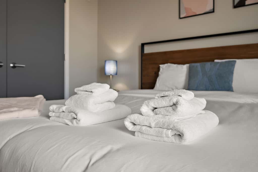 CozySuites Marquee 1BR w/ pool & gym | Queen bed