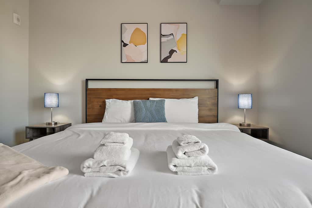 CozySuites Marquee 1BR w/ pool & gym | Queen bed
