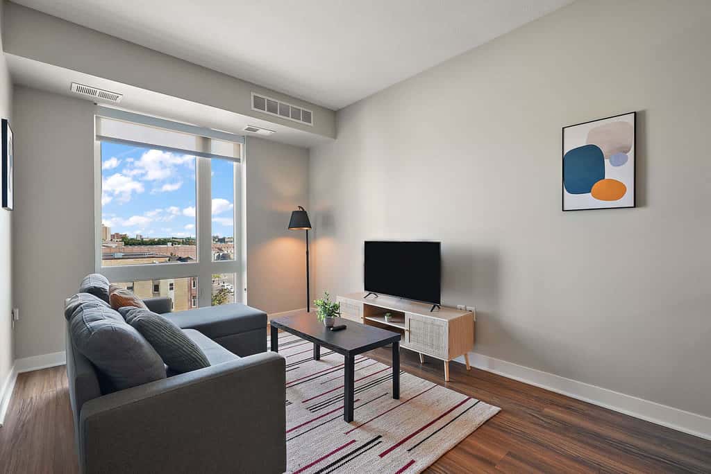 CozySuites Marquee 1BR w/ pool & gym | Queen bed