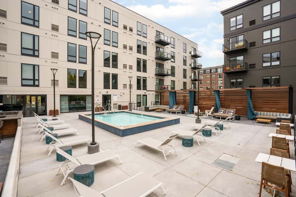 CozySuites in Marquee Studio King with pool & gym