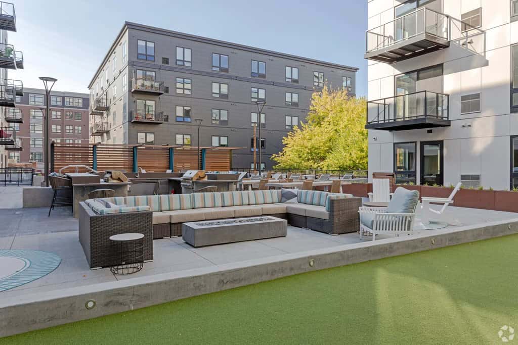 CozySuites in Marquee Studio King with pool & gym