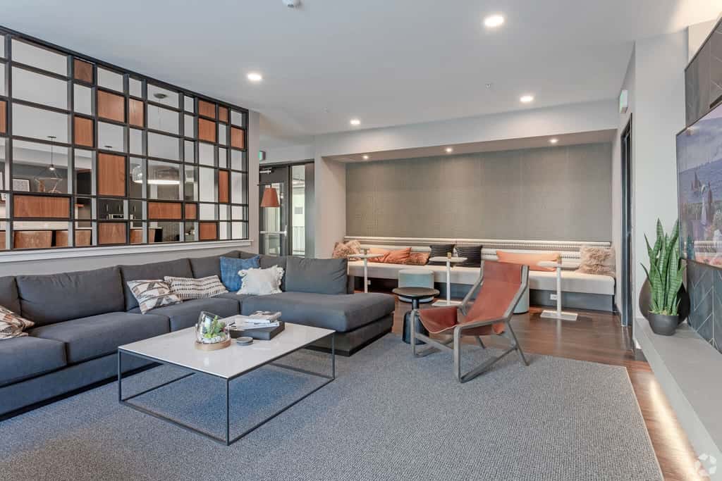 CozySuites in Marquee Studio King with pool & gym